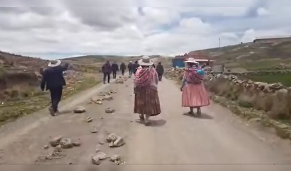 Ciudadanos se dirigen a ver el traslado de los militares. Foto: captura de video/ Liubomir Fernández URPI-LR. Ciudadanos se dirigen a ver el traslado de los militares. Foto: captura de video/ Liubomir Fernández URPI-LR.