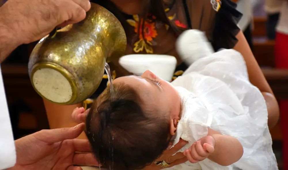La misión de los padrinos y madrinas "consiste en acompañarlos lo largo de todo el camino de la fe y no sólo en el momento de la celebración del Sacramento”, indicaron. Foto: Cathopic. La misión de los padrinos y madrinas "consiste en acompañarlos lo largo de todo el camino de la fe y no sólo en el momento de la celebración del Sacramento”, indicaron. Foto: Cathopic.