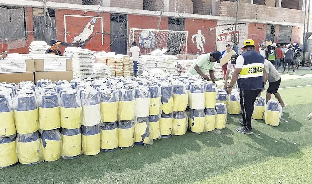 Damnificados. Los huaicos de febrero dejaron a cientos sin sus pertenencias. Por ello se llevó donaciones a la zona. Foto: La República Damnificados. Los huaicos de febrero dejaron a cientos sin sus pertenencias. Por ello se llevó donaciones a la zona. Foto: La República