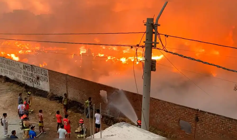 Bombero ya llegaron a la zona e intentan controlar el siniestro. Foto: captura / Somos Huarochirí Bombero ya llegaron a la zona e intentan controlar el siniestro. Foto: captura / Somos Huarochirí