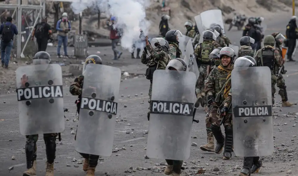Arremetida policial en las inmediaciones del aeropuerto Rodríguez Ballón (Arequipa), el pasado 20 de enero de 2023. Foto: Rodrigo Talavera/La República