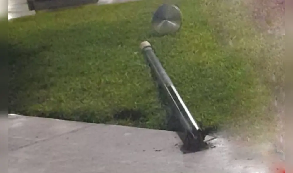 Pesada estructura de fierro cayó en medio de la plaza mayor. Foto: El Corresponsal de Virú