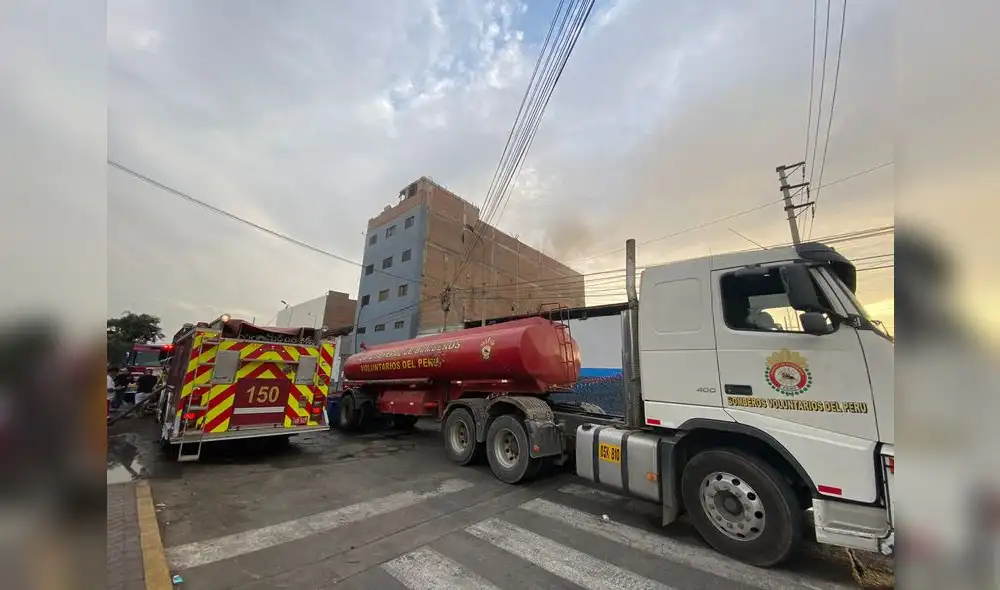 Alrededor de 21 unidades y 90 efectivos de bomberos acudieron a apagar el incendio en La Victoria. Foto: Urpi - LR