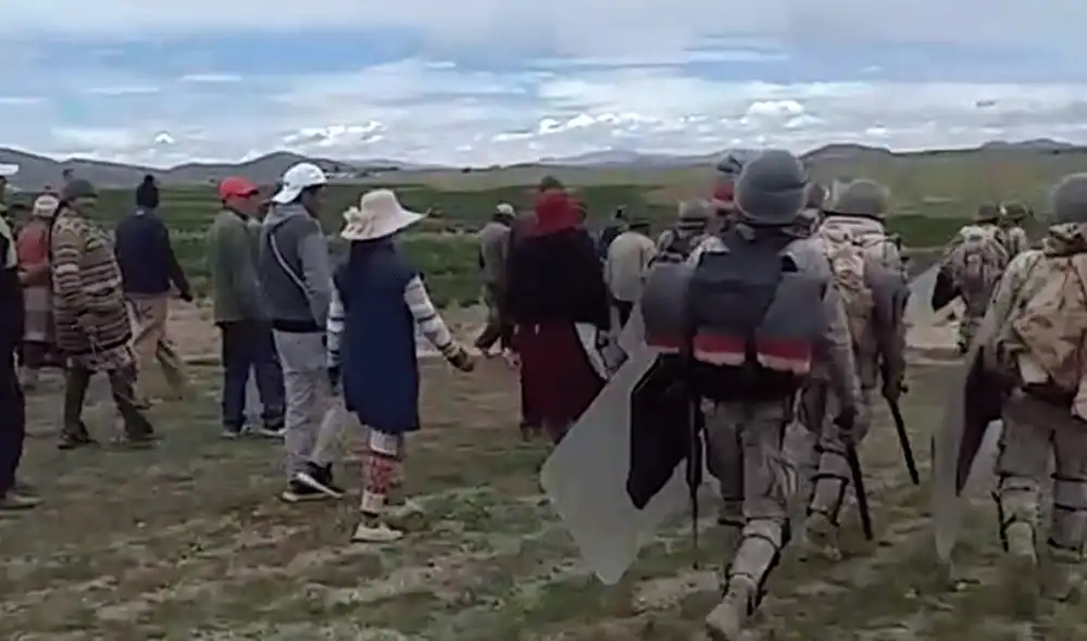 Aimaras acudieron al río Ilave para apoyar en las labores de rescate de los soldados desaparecidos. Foto: La República