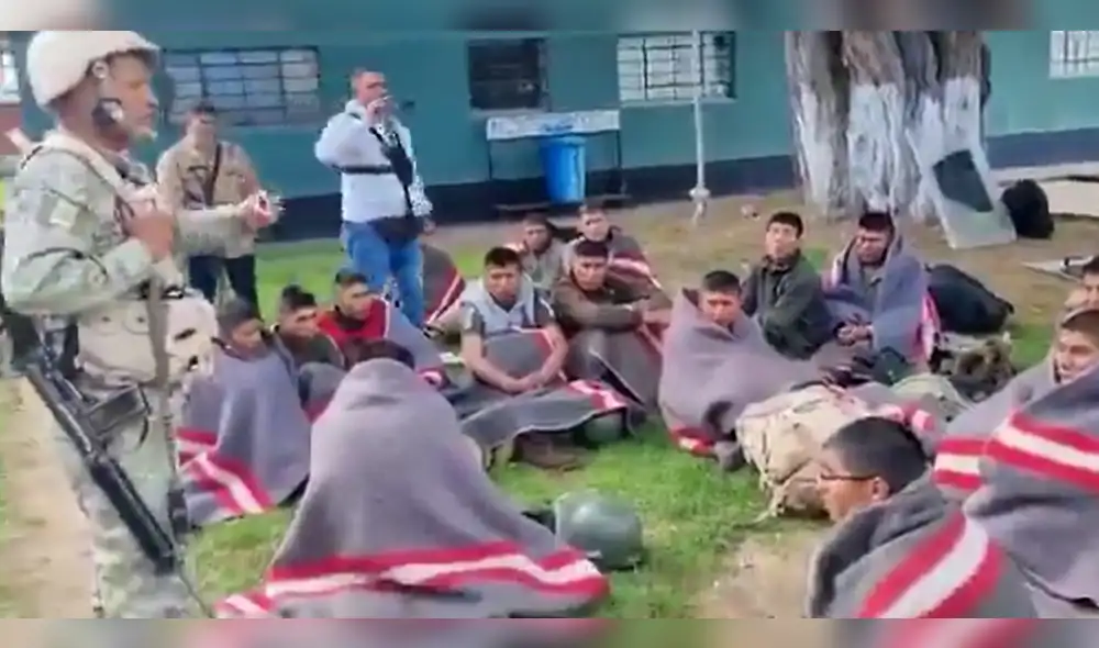 Soldados interrogados en sede del Ejército. Foto: Captura de video/Qhaphiya Radio.