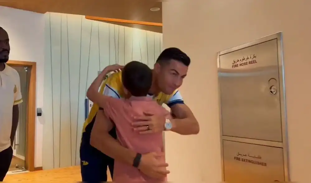 El pequeño se mostró feliz luego de conocer a 'CR7' e indicó que otros de sus sueños es poder jugar con él. Foto: captura de Twitter/@Turki_alalshikh