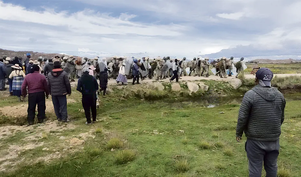 Esta imagen confirma que los aimaras obligaron a los efectivos del Ejército a que se retiraran y los escoltaron para que retornen a su cuartel en Ilave. Foto: Liubomir Fernández/La República