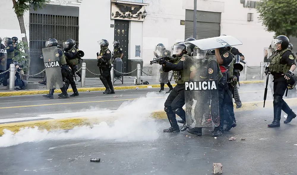Abusos. La policía continúa con el uso desproporcionado de la fuerza y en el Congreso alistan norma para blindarlos más. Foto: Marco Cotrina/La República