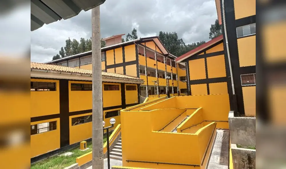 Existen aulas modernas, sin embargo, se les obliga a los niños  seguir en aulas prefabricadas. Foto: La República