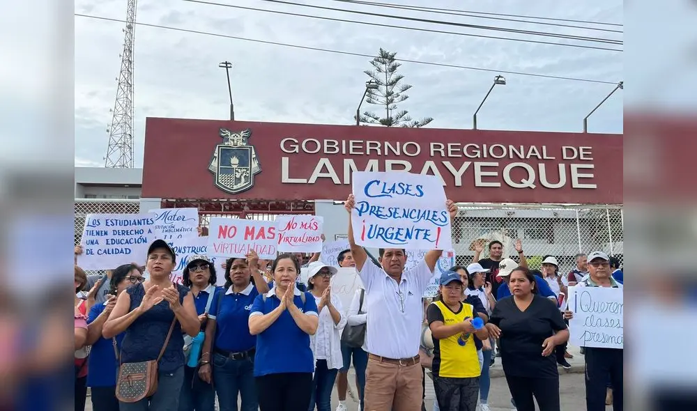 Comunidad de Mater Admirabilis realizó plantón frente a gobierno regional. Foto: La República Comunidad de Mater Admirabilis realizó plantón frente a gobierno regional. Foto: La República