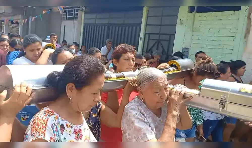 La población trasladó en procesión a la Cruz de Motupe hasta el templo de San Julián. Foto: captura video/ Hermandad de la Santísima Cruz de Chalpón de Motupe