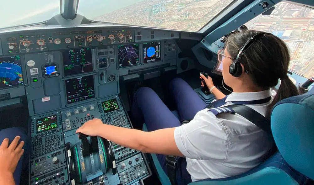 Diana volando uno de los aviones de Latam. Foto: Latam Airlines Diana volando uno de los aviones de Latam. Foto: Latam Airlines