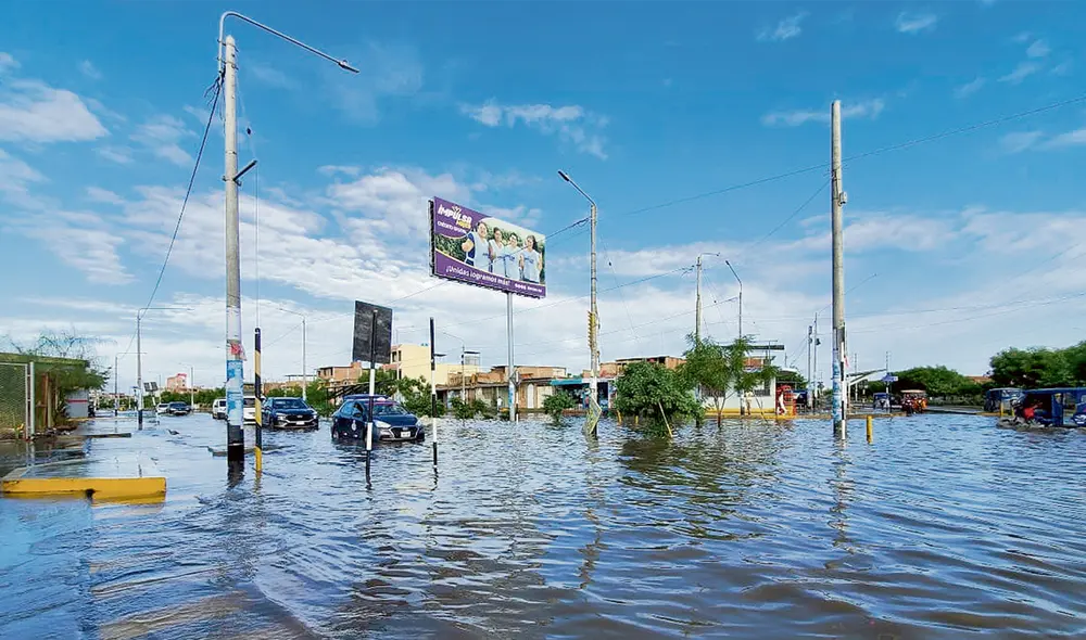 Laguna. Piura soportó ocho horas de intensas lluvias. No hay drenaje pluvial y eso genera que el agua cubra las calles. Foto: Almendra Ruesta/URPI-LR Laguna. Piura soportó ocho horas de intensas lluvias. No hay drenaje pluvial y eso genera que el agua cubra las calles. Foto: Almendra Ruesta/URPI-LR