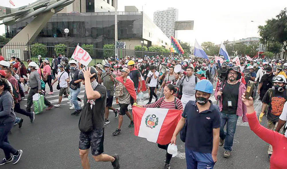 No cesan. Aunque sin la presencia masiva de otras marchas, igual continúan las protestas en nuestra capital. La policía no los dejó avanzar por el óvalo Jorge Chávez. Foto: John Reyes/La República