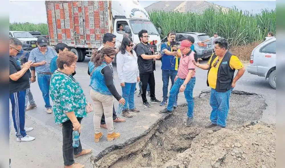Urgencia. La carretera esta cediendo y en los pases de agua se han hecho forados. Foto: La República