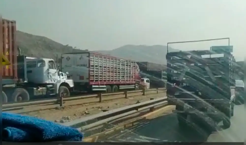 Algunos conductores se desviaron de la carretera para manejar por el lado de las chacras y así evitar el tráfico. Foto: Allisson Mariños / La República Algunos conductores se desviaron de la carretera para manejar por el lado de las chacras y así evitar el tráfico. Foto: Allisson Mariños / La República
