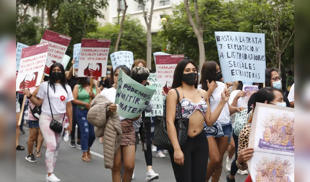De acuerdo a los testimonios, la Policía es muchas veces parte de las mafias que las extorsionan. Foto:  Carlos Contreras Merino / Jhonel Rodriguez Robles