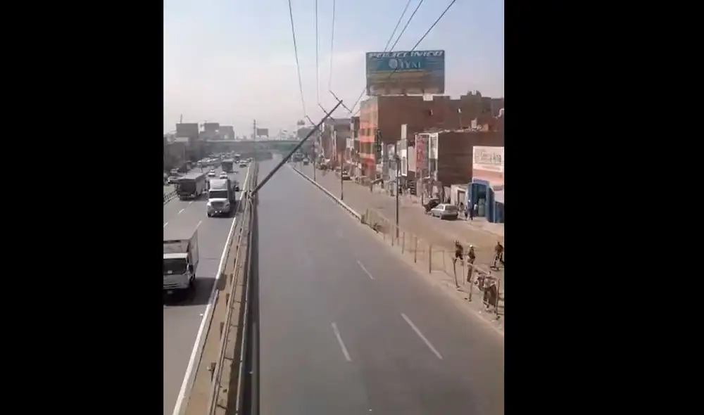 Poste de alta tensión caído podría causar congestión vehicular en Puente Piedra. Foto: captura de El Fiscalizador - Video: El Fiscalizador/difusión Poste de alta tensión caído podría causar congestión vehicular en Puente Piedra. Foto: captura de El Fiscalizador - Video: El Fiscalizador/difusión