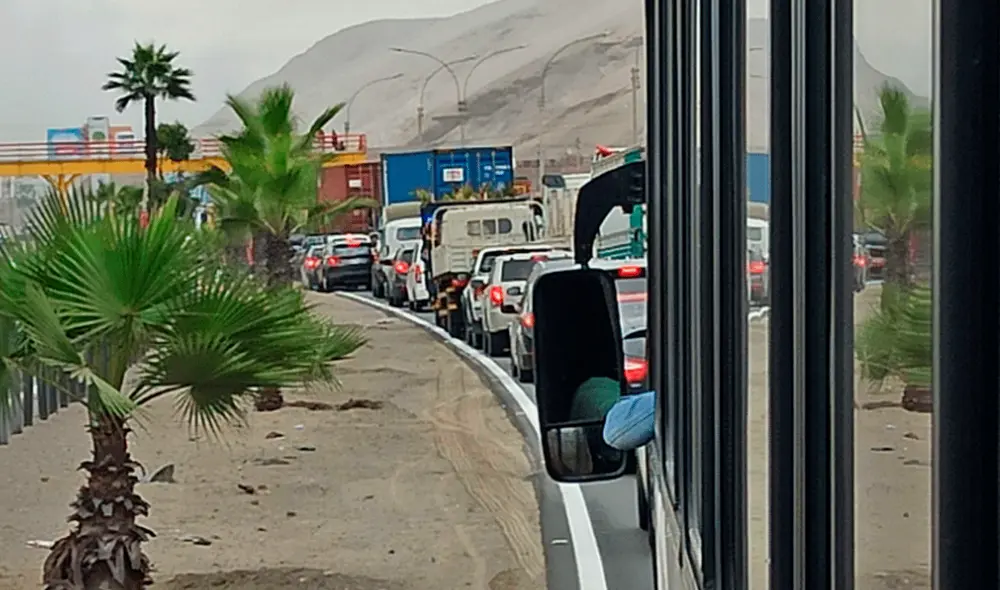 Se registra congestión vehicular en la Panamericana Sur tras accidente de tránsito. Foto: La República Se registra congestión vehicular en la Panamericana Sur tras accidente de tránsito. Foto: La República