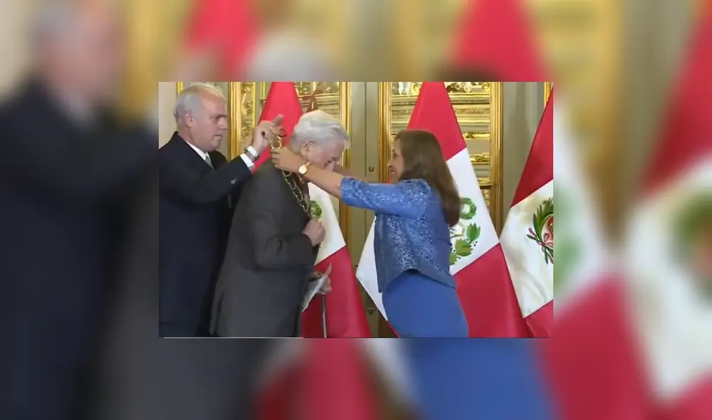 Mario Vargas Llosa recibe la Orden del Sol por parte de Dina Boluarte | Foto: Captura