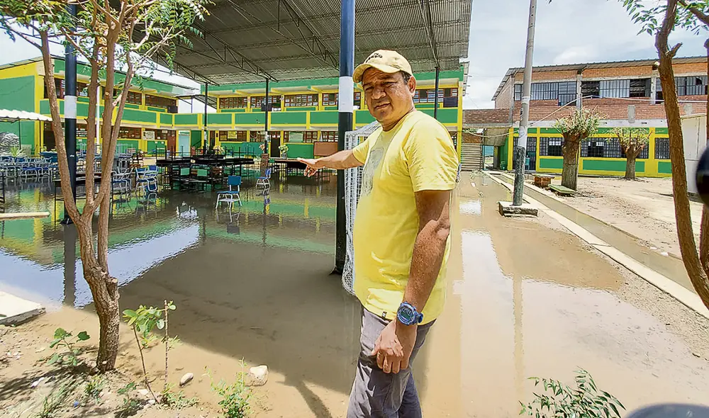 Escuela inundada en Piura. El ministro de Educación debería atender este problema en vez de estar dando frases racistas. Foto: Almendra Ruesta / URPI-LR