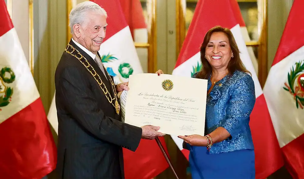 Apoyo. Escritor peruano recibió la distinción de manos de la mandataria Dina Boluarte. Defendió su Gobierno pese a críticas. Foto: EFE Apoyo. Escritor peruano recibió la distinción de manos de la mandataria Dina Boluarte. Defendió su Gobierno pese a críticas. Foto: EFE