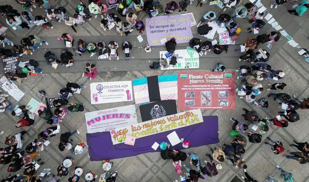 Pedidos. Mujeres exigen un trato igualitario. Ayer se concentraron en la Plaza España para marchar durante su día. Foto: Rodrigo Talavera/ LR Pedidos. Mujeres exigen un trato igualitario. Ayer se concentraron en la Plaza España para marchar durante su día. Foto: Rodrigo Talavera/ LR