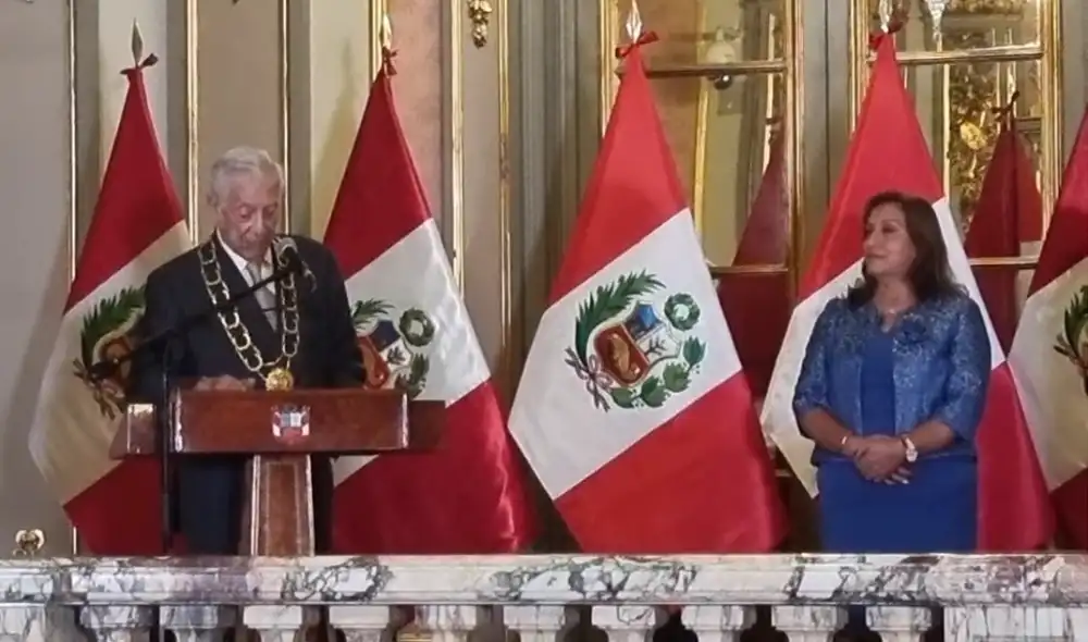 Mario Vargas Llosa fue condecorado por la presidenta Dina Boluarte. VIDEO: Omar Coca-URPI/La República