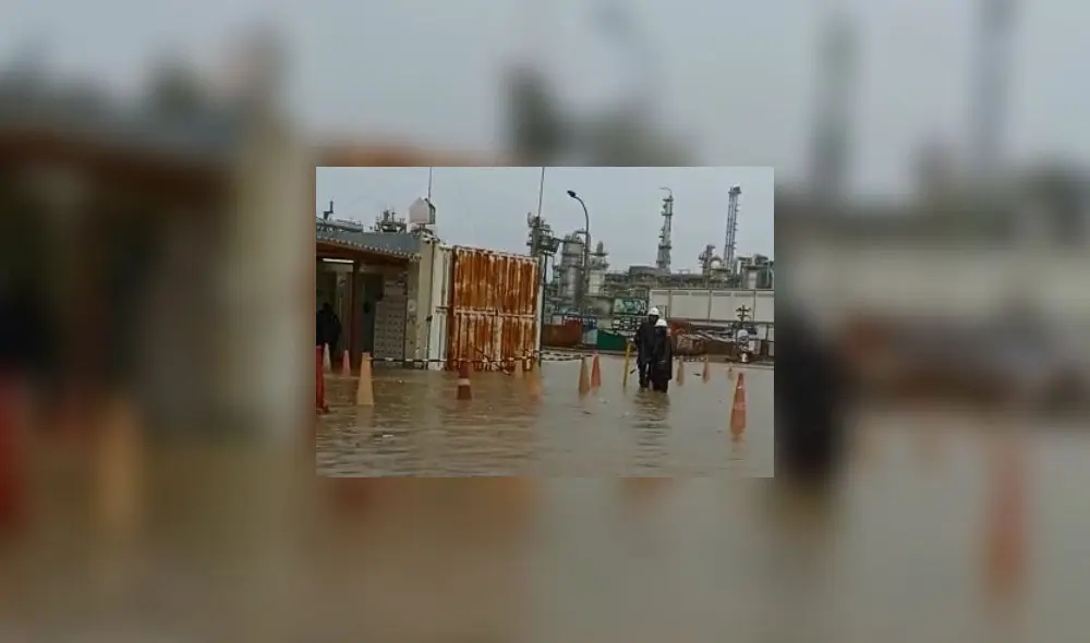 Refinería de Talara se inundó con las lluvias. Foto: captura Talara TV