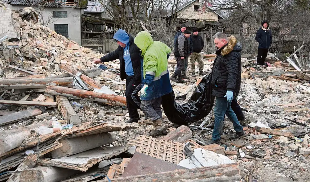Víctimas. Brigadistas, apoyados por voluntarios, en penosa tarea en el sur de Ucrania. Foto: AFP Víctimas. Brigadistas, apoyados por voluntarios, en penosa tarea en el sur de Ucrania. Foto: AFP