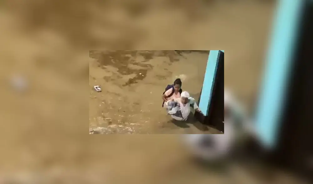 El agua les llegaba a la cintura a los pobladores. Foto: captura de Miguel Urbina El agua les llegaba a la cintura a los pobladores. Foto: captura de Miguel Urbina