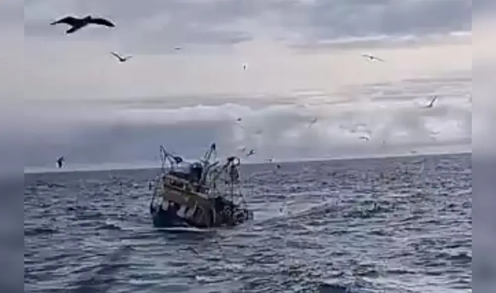 Embarcación quedó varada en medio del mar. Foto: Alerta Informativa Sechura