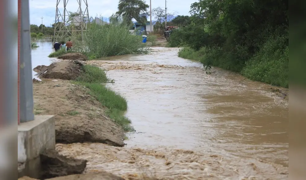 Familiares del agricultor buscan el cuerpo de su pariente. Foto: Clinton Medina / La República