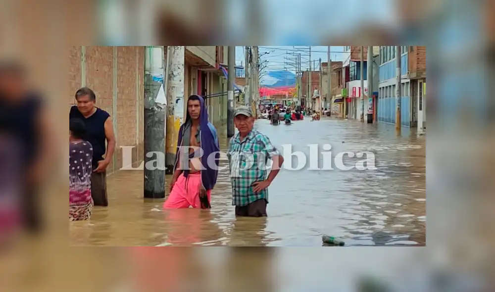 Valiente hombre trabajó junto con sus vecinos para rescatar familias afectadas. Foto: Clinton Medina/La República - Video LR