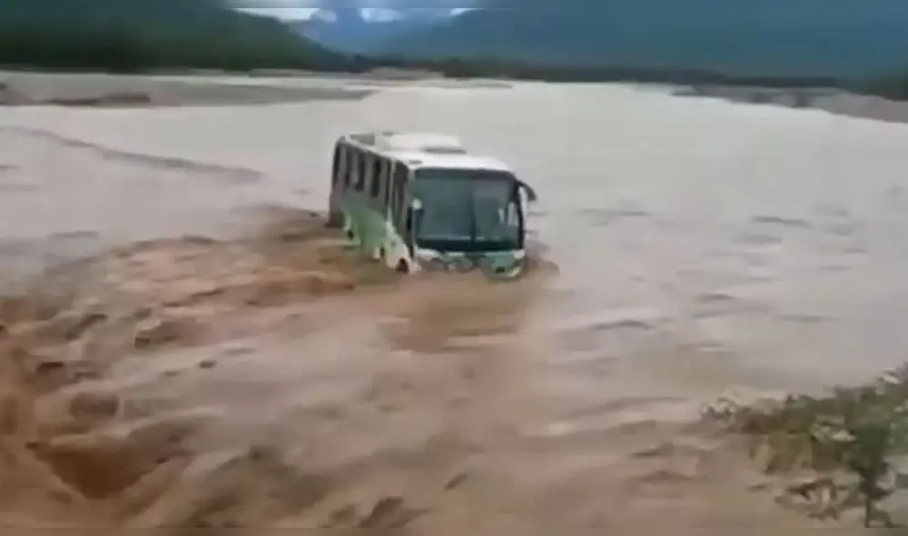 Momentos de peligro vivieron pobladores de Piura. Foto: captura video/  Radio Centinela 97.7