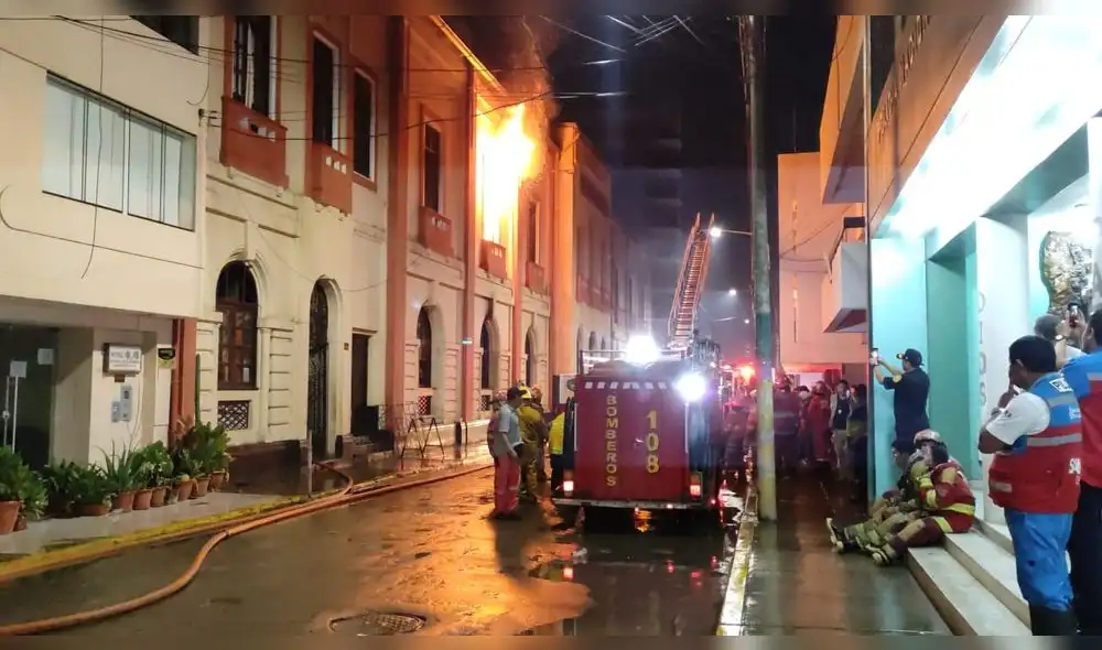 Los bomberos pusieron a buen recaudo a 29 personas a causa del incendio. Foto: Emmanuel Moreno/URPI-GLR - Video: Emmanuel Moreno