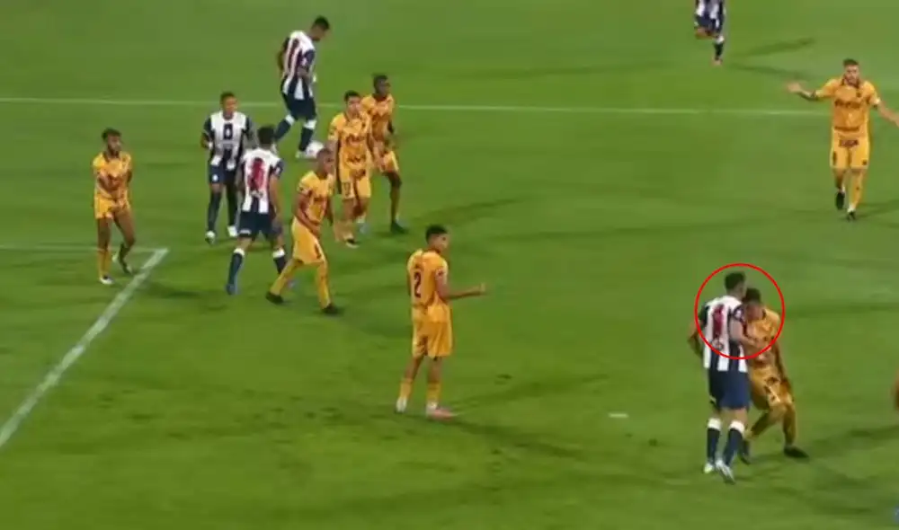 Alonso le aplicó un cabezazo a Sabbag y no fue expulsado. Foto: captura/Liga 1 Max