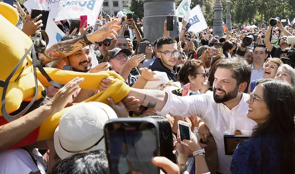 El presidente de Chile, Gabriel Boric, saluda a simpatizantes en el palacio de La Moneda, en Santiago (Chile). Foto: EFE