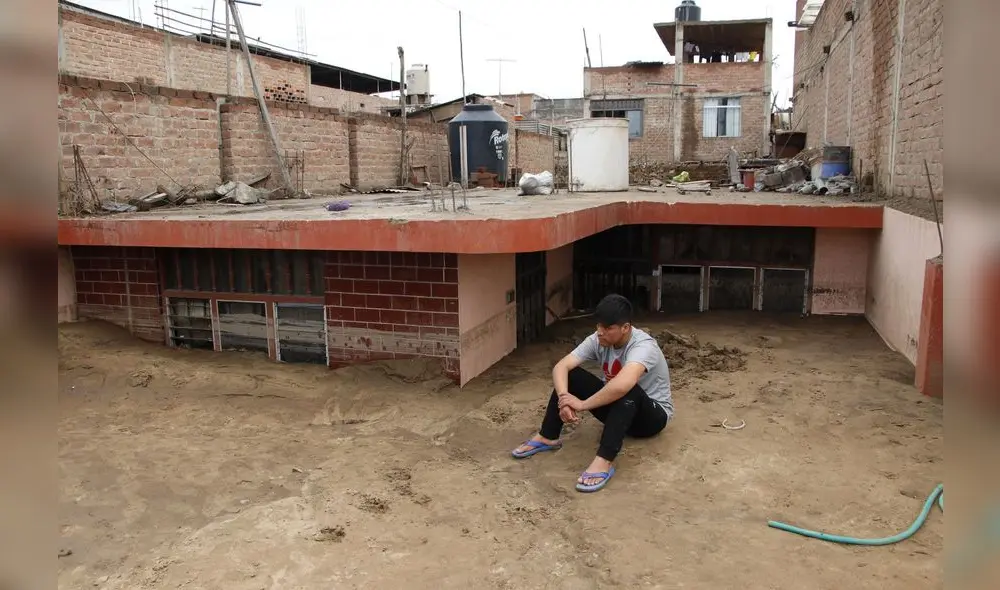 Alcalde del distrito de La Esperanza recorre a pie zonas afectadas y solicita ayuda humanitaria. Foto: ANDINA Alcalde del distrito de La Esperanza recorre a pie zonas afectadas y solicita ayuda humanitaria. Foto: ANDINA