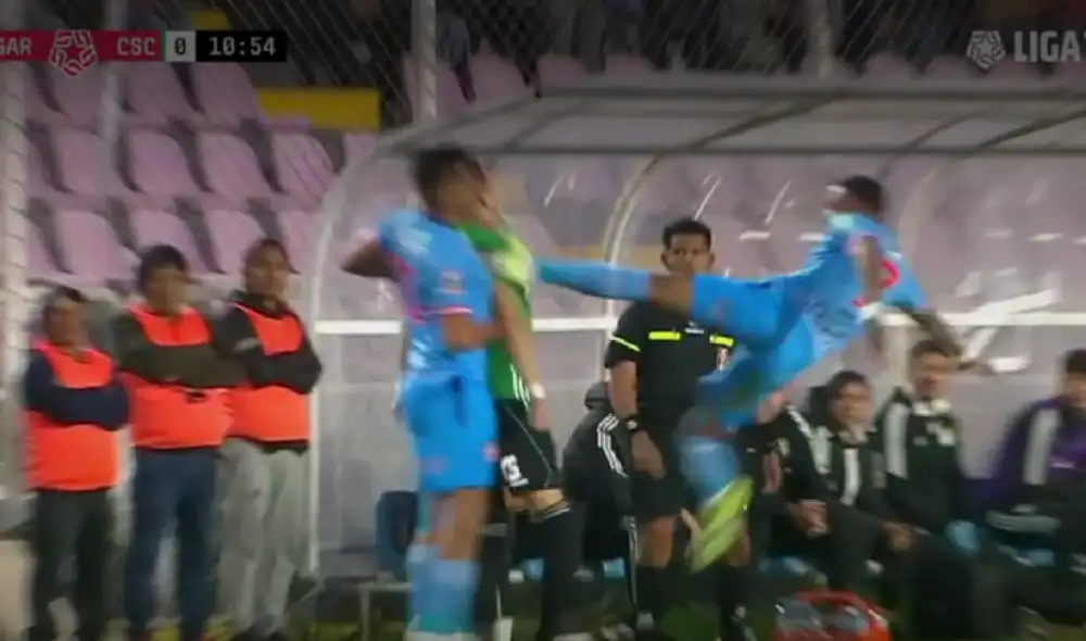 Patada voladora de Alexi Gómez. Foto: captura Liga 1 Max - Video: Liga 1 Max