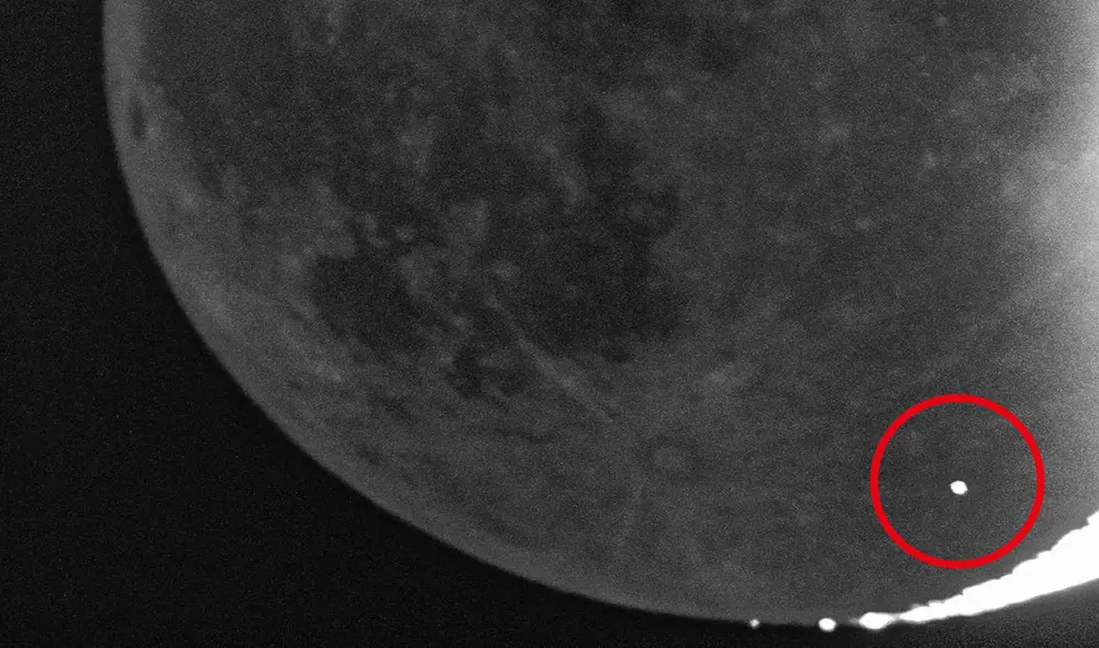 Momento en que un asteroide impacta contra la Luna. Fotocaptura: @DFuji1/Twitter - Video: Space.com Momento en que un asteroide impacta contra la Luna. Fotocaptura: @DFuji1/Twitter - Video: Space.com