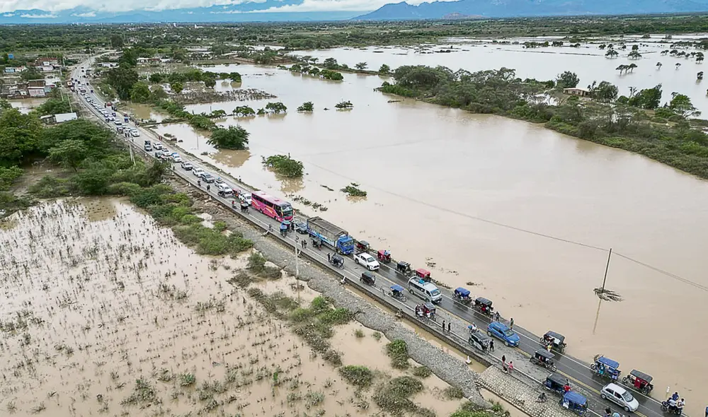 Bloqueo de carreteras. Aguas del río La Leche causaron serios daños en la carretera Panamericana Norte y bloquearon el tránsito de personas, en Lambayeque. Lo mismo sucede en otros tramos y autopistas del norte del país. Foto: Clinton Medina/La República