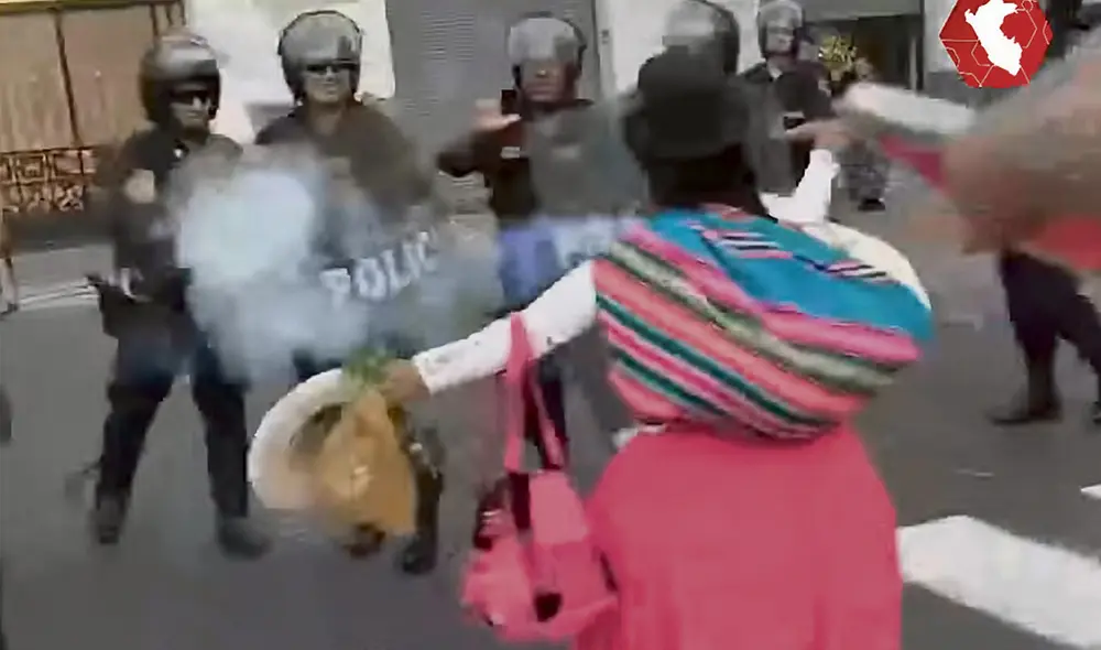 Indignante. El pasado 4 de marzo, en una marcha pacífica, mujeres aimaras fueron reprimidas en la plaza San Martín. Foto: difusión Indignante. El pasado 4 de marzo, en una marcha pacífica, mujeres aimaras fueron reprimidas en la plaza San Martín. Foto: difusión