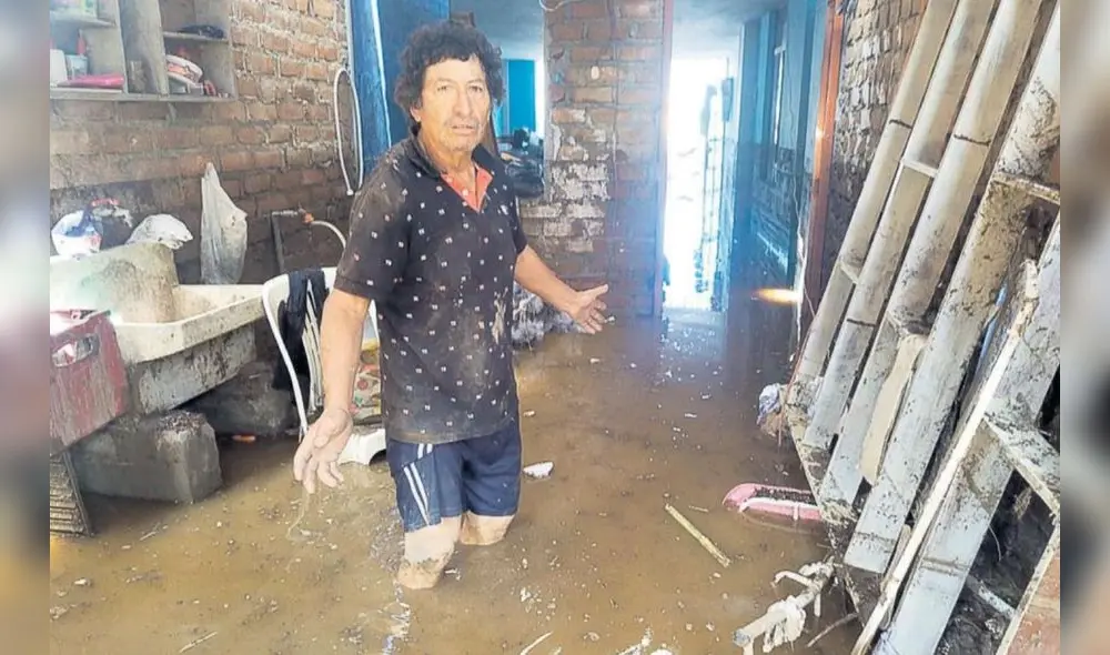 Elías Cosanatan Castillo sigue tratando de evacualr toda el agua que ingreso a su vivienda y destruyo todo. Foto: La República Elías Cosanatan Castillo sigue tratando de evacualr toda el agua que ingreso a su vivienda y destruyo todo. Foto: La República