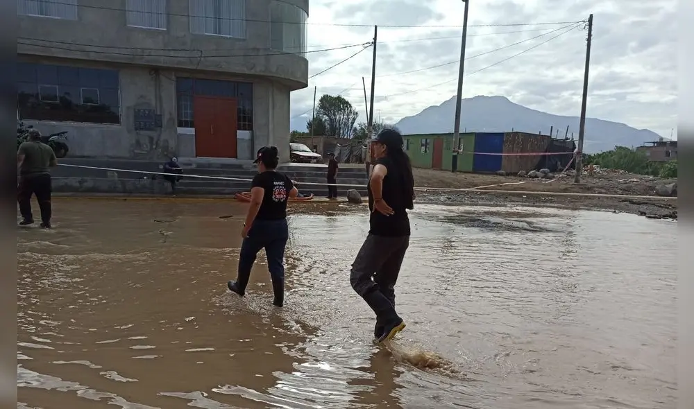 Pobladores usaron una soga para cruzar calle inundada. Sergio Verde/URPI-LR Pobladores usaron una soga para cruzar calle inundada. Sergio Verde/URPI-LR