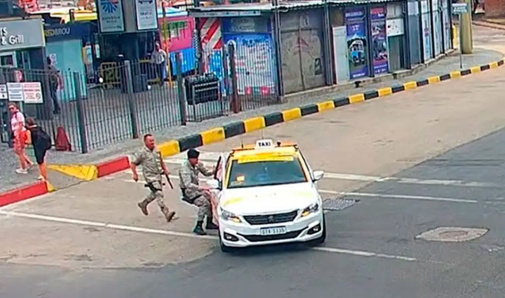 Los policías siguieron a los delincuentes en un taxi y recuperaron el celular robado. Foto: captura Subrayado