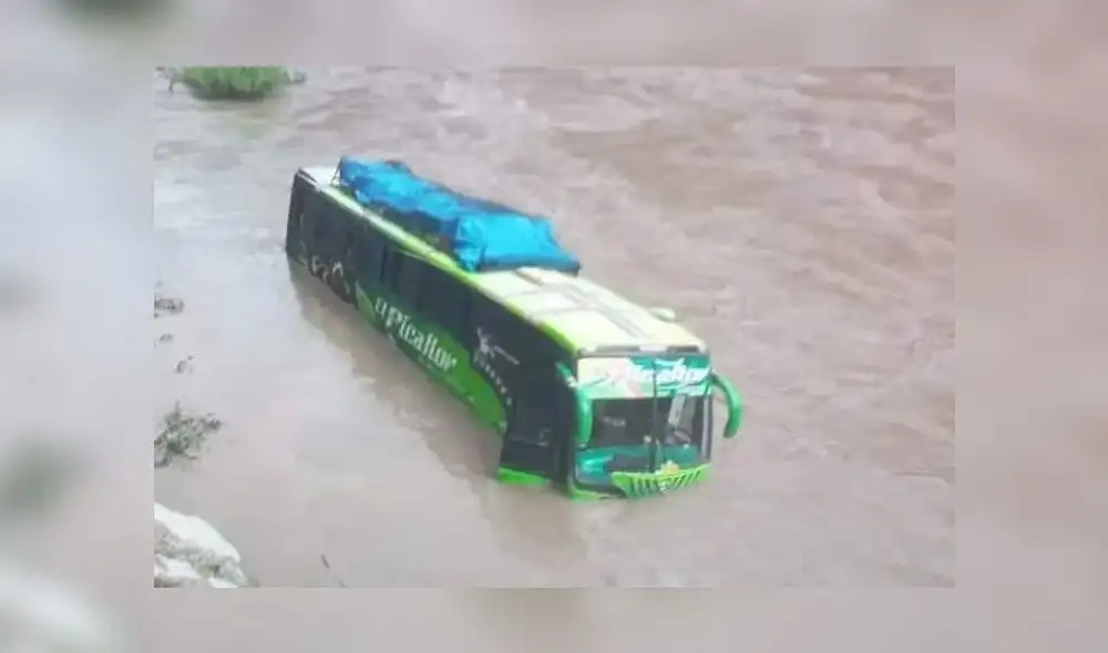 Los pasajeros lograron salir del bus y ponerse a buen recaudo. Foto: Huari Lindo Los pasajeros lograron salir del bus y ponerse a buen recaudo. Foto: Huari Lindo