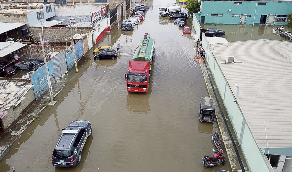 Desastre. El proceso de ejecución de la obra de rehabilitación de la avenida Francisco Cúneo, en Chiclayo, quedó paralizada. Así quedó después de las lluvias. Foto: difusión Desastre. El proceso de ejecución de la obra de rehabilitación de la avenida Francisco Cúneo, en Chiclayo, quedó paralizada. Así quedó después de las lluvias. Foto: difusión