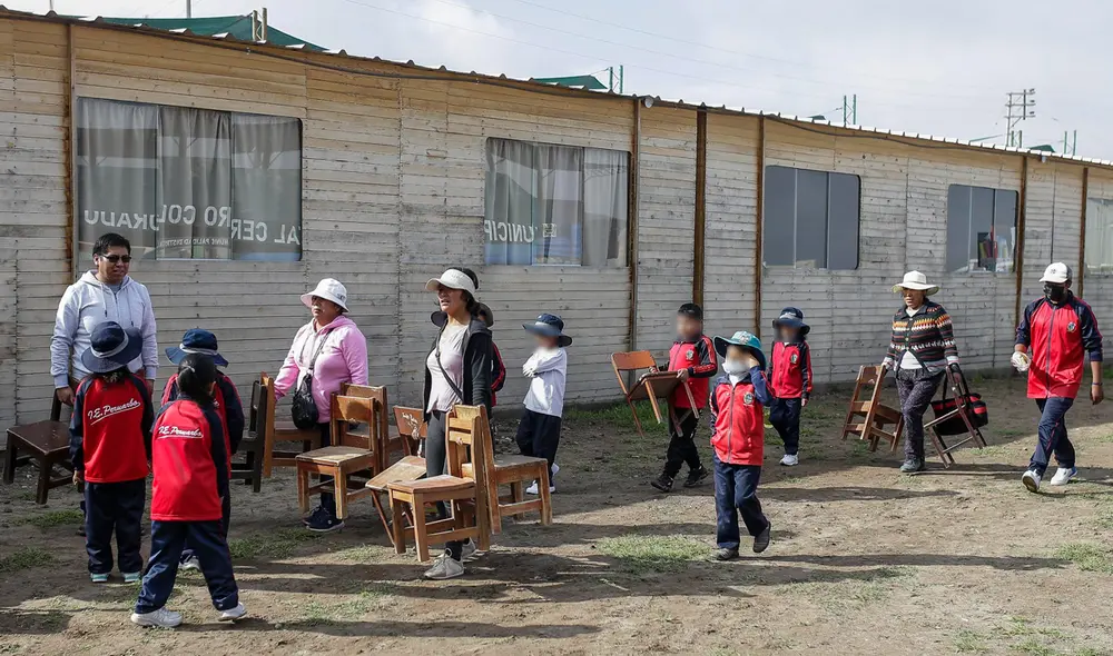 Problema. Estudiantes vuelven a clases en Peruarbo. Padres se quejan porque aulas prefabricadas están en estadio. Foto: Rodrigo Talavera/ LR