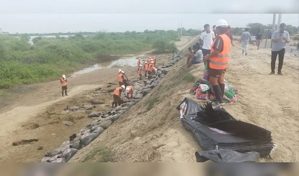 Los soldados colocan sacos de arena en un tramo del río Piura para evitar el desborde. Foto:  Villa Pedregal Grande